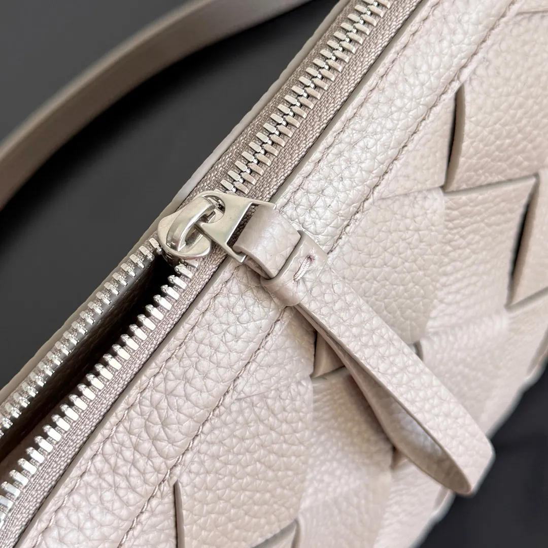Batch 1720 BOTTEGA VENETA Bottega Veneta's 2025 new product Diago zipper backpack, a new summer bag [circle] This new men's crossbody bag is made of high-quality calfskin, with a natural texture as a whole. The gloss of the bag changes at any time with different lights. This seemingly simple bag is very attentive to details. , it must be carefully handmade to achieve this effect. The calfskin leather is delicate and soft, and it is particularly comfortable to carry close to the body. It also comes with a large zippered compartment and an open lining. When you go shopping and travel, having such a light and soft small bag can free your hands, reduce the burden of travel, and make you happier. Style number: 837112 Size: 25*15*5cm
